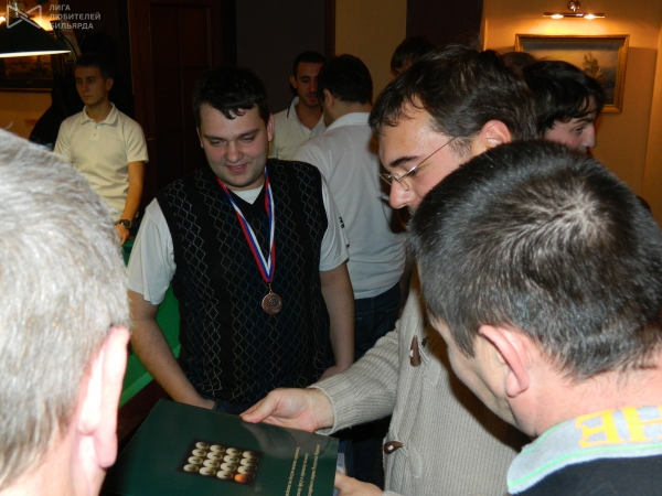 Александр смотрит эксклюзивный подарок от ФБС РМ